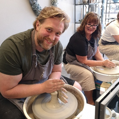 Drejande elever på Afterwork, Företagsevent på Forma keramik och drejkurser Göteborg