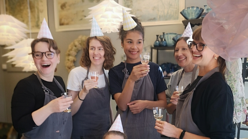 Möhippa på FORMA keramik och drejkurser Göteborg. Elever provar på drejning.